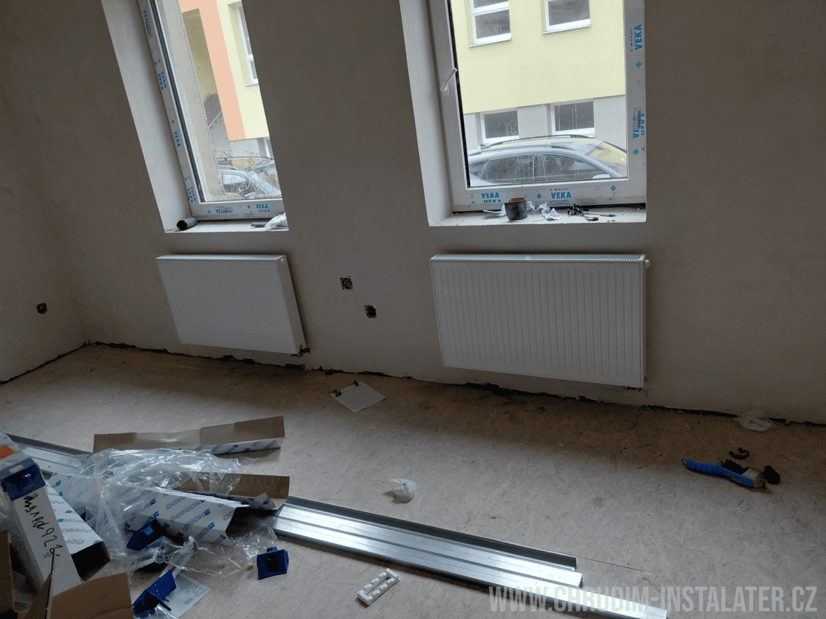 Dva nově osazené radiátory pod okny
